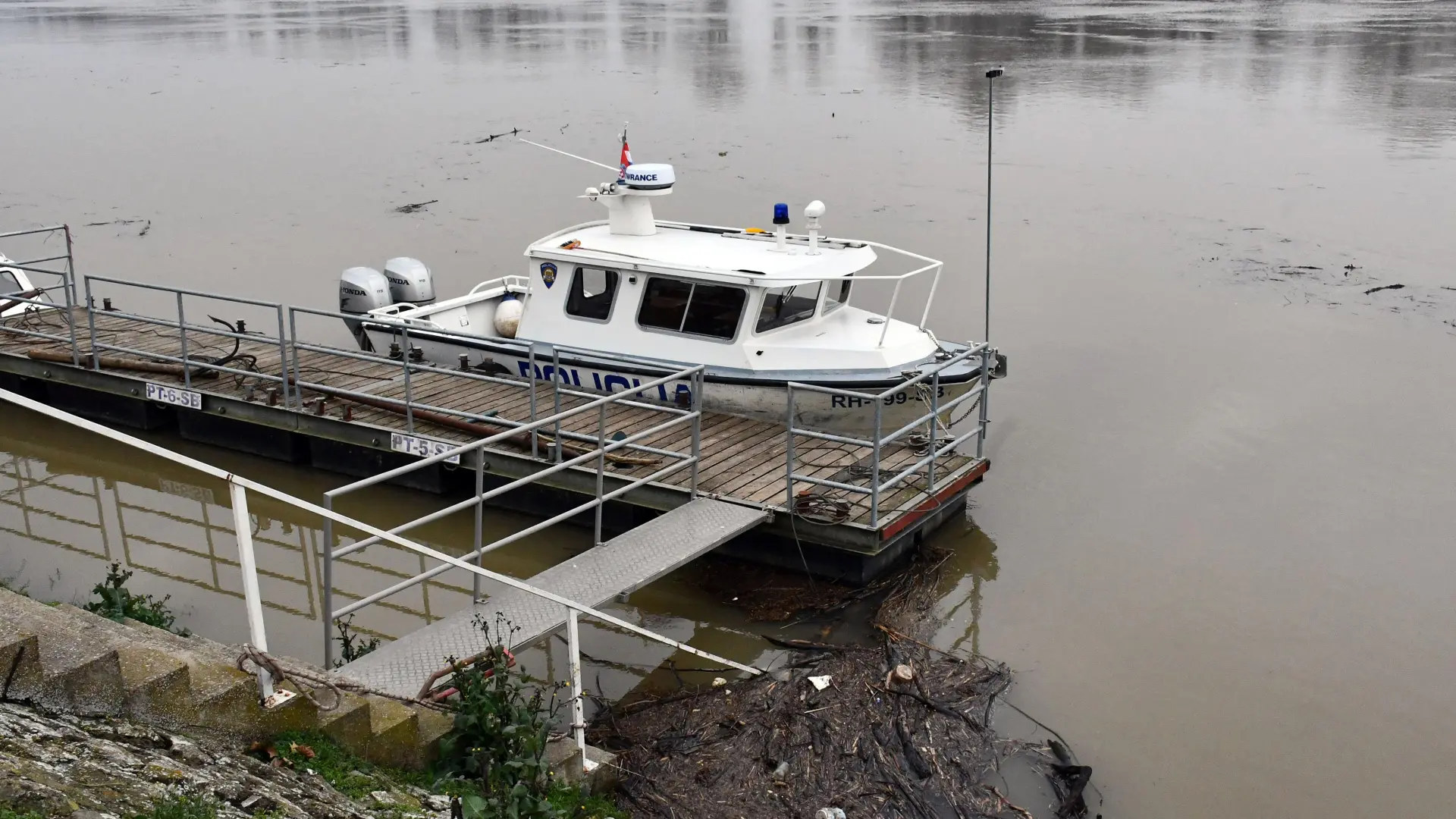 Nabujala Sava_reka_rijeka_Slavonski Brod_policija_Foto Ivica Galović Pixsell-639a2c8eab576.webp