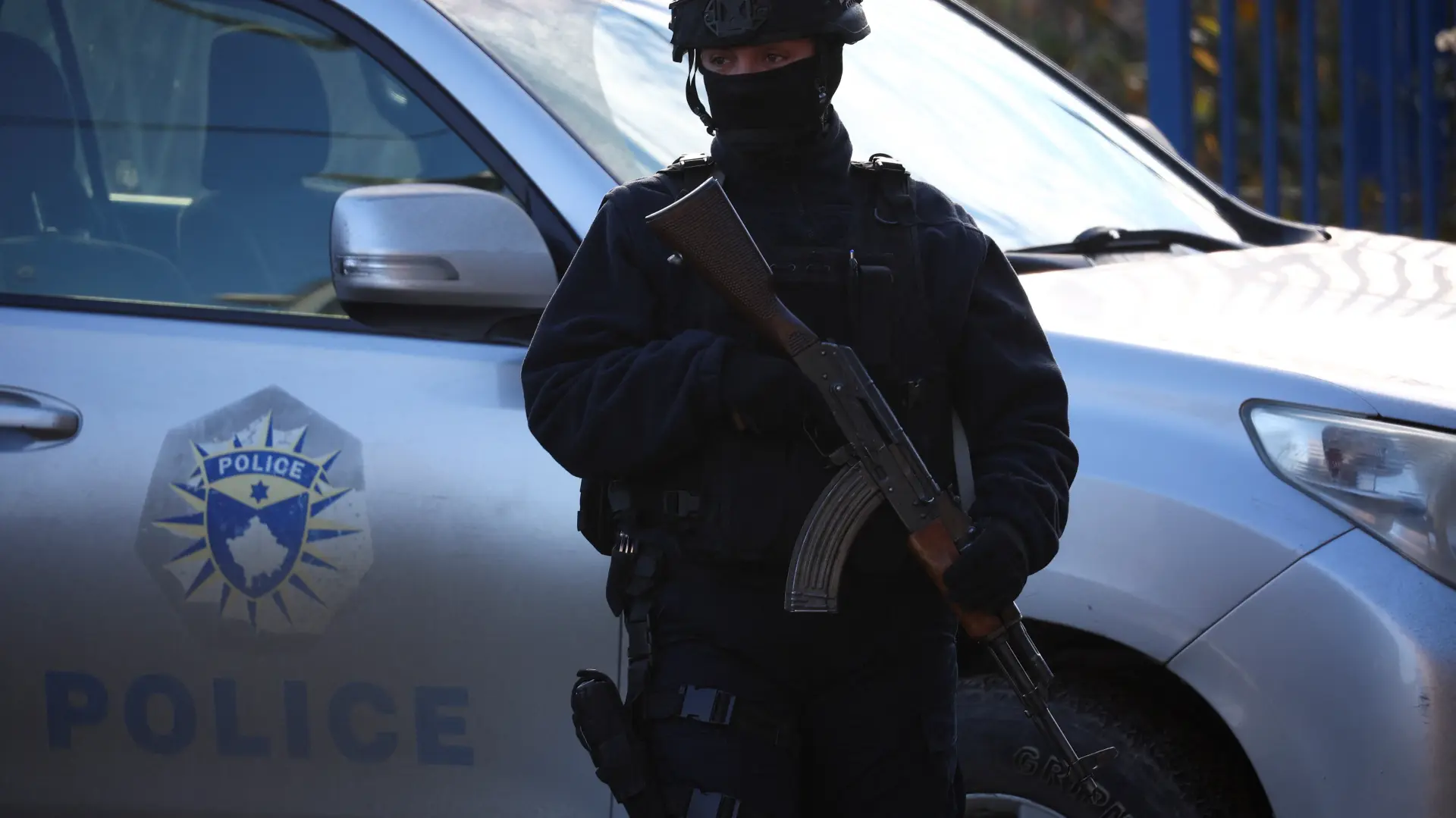 Kosovska policija_Severna Mitrovica_policajac_Foto Reuters (1)-63c03584c14ad.webp