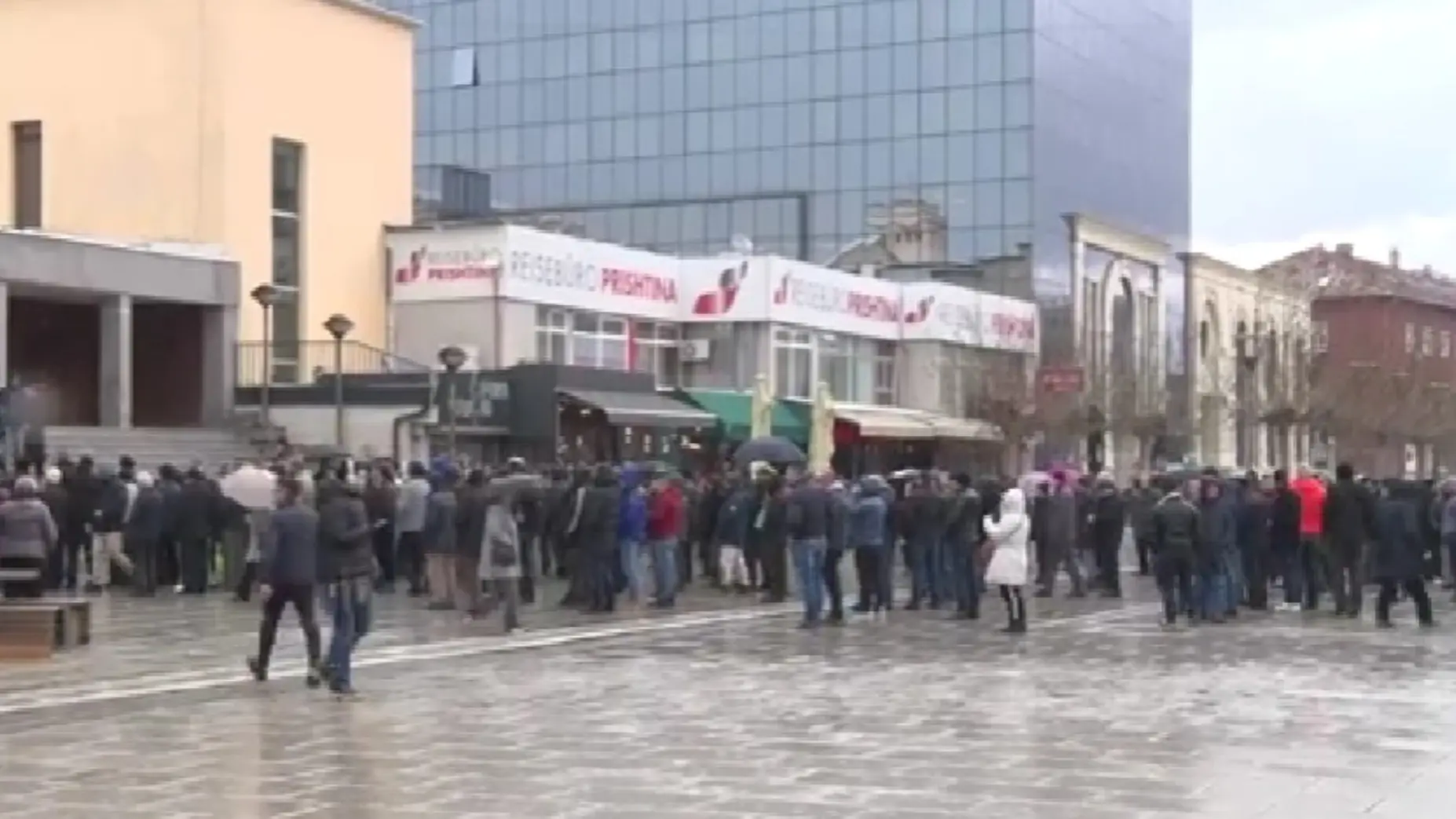 protest pristina printscreen youtube kosovonline-63d96b6a387dd.webp