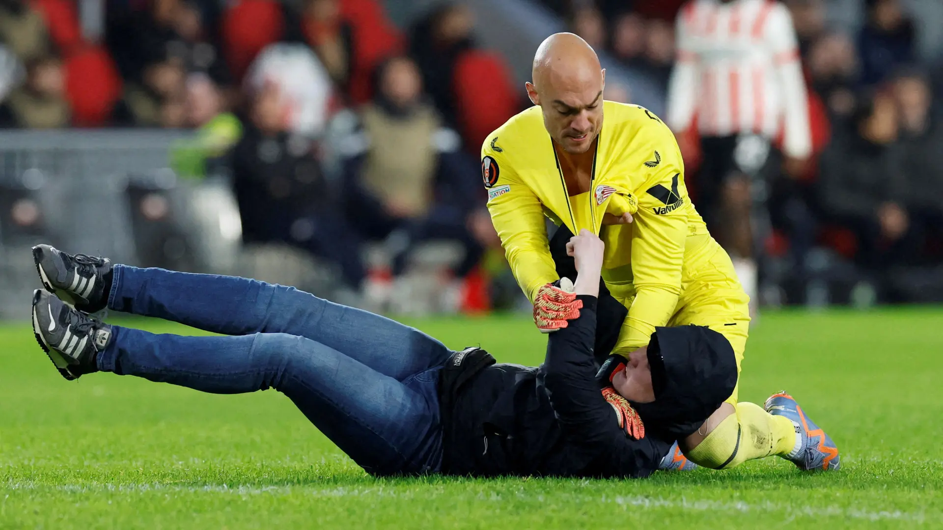 Marko Dmitrović_napad_huligan_Ajndghoven_Foto Reuters (1)-63f7d4f507461.webp