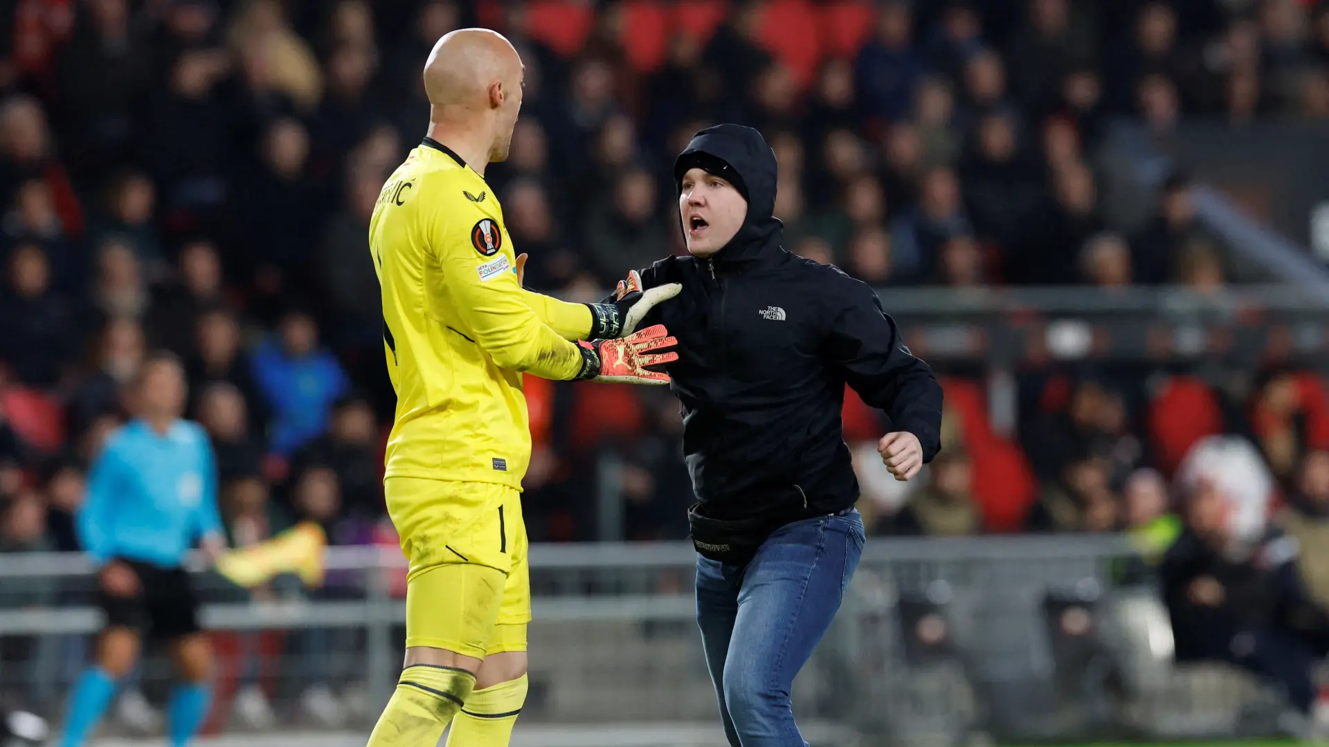 Marko Dmitrović_napad_huligan_Ajndghoven_Foto Reuters (3)-63f7d6f65480c.webp