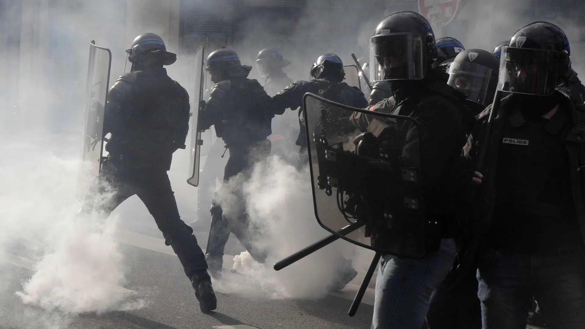 Francuska_demonstracije_protesti_penziona reforma_policija_Foto Tanjug_AP Photo_Michel Spingler-641c90dae3670.webp