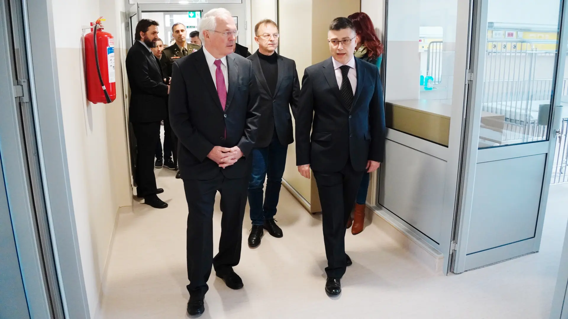 Kristofer Hil_Vladan Vukomanović_Aleksandar Sovtić_Odeljenja za pulmologiju_Institut za majku i dete_Foto Tanjug Vladimir Šporčić-640a110dd38fd.webp