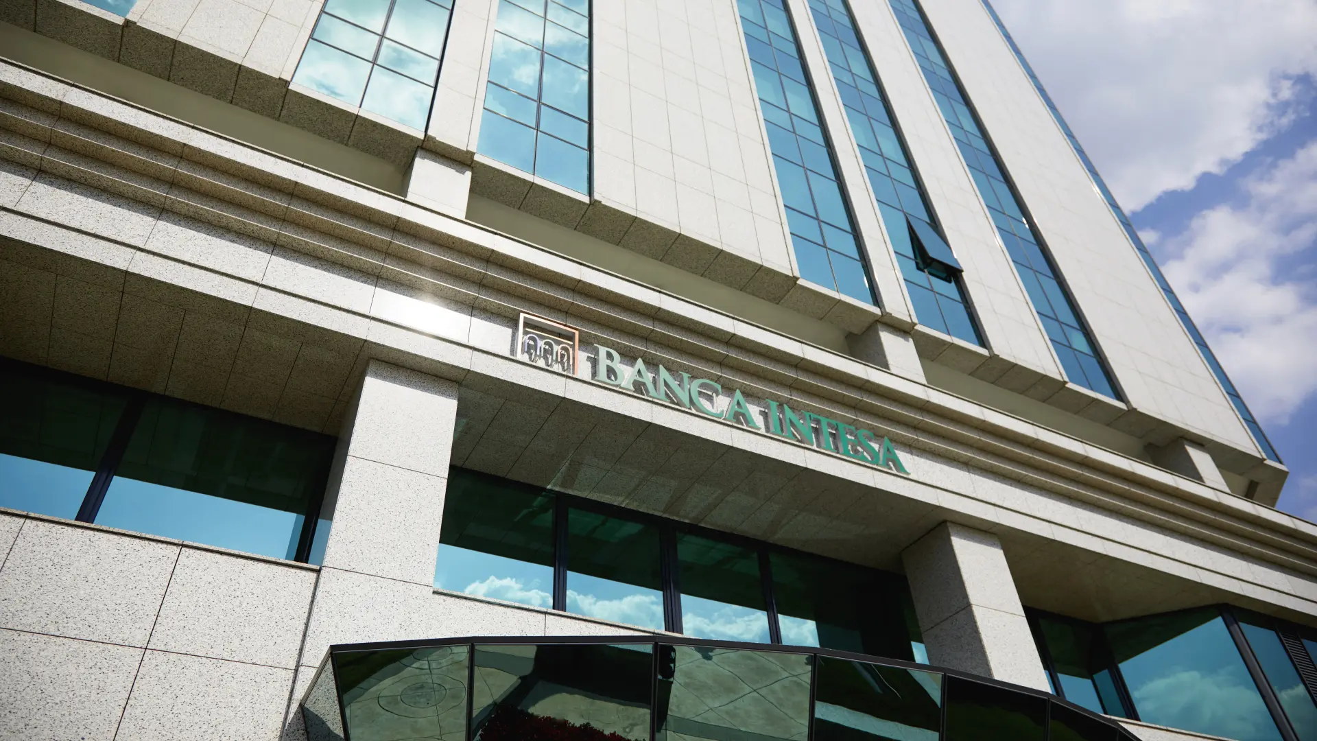 Banca Intesa-6458c956bd0ad.webp