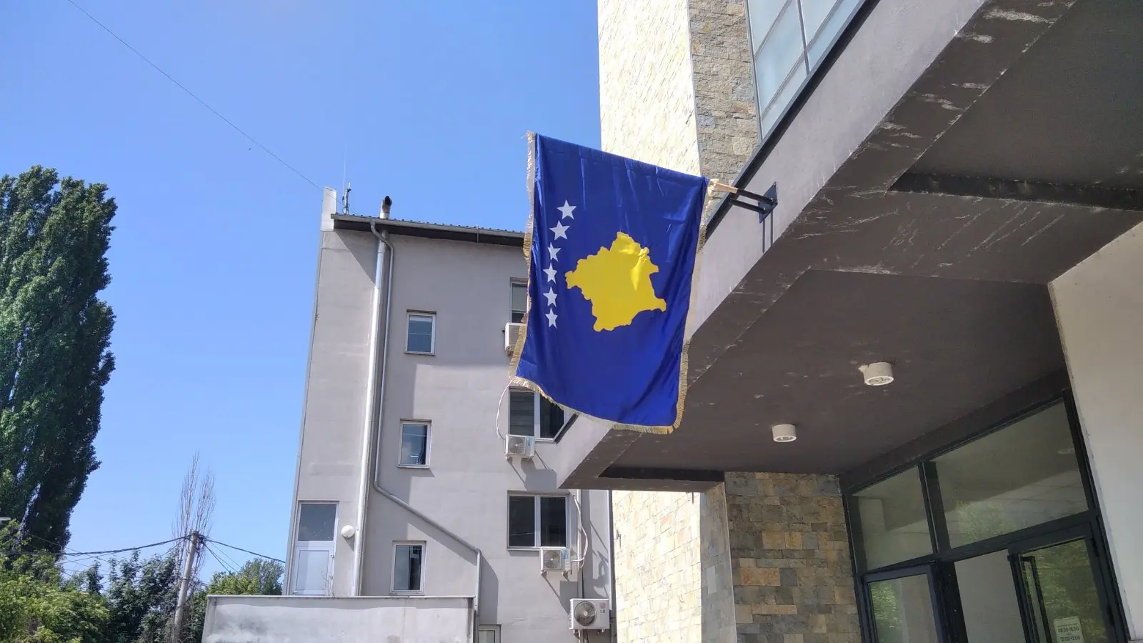 Zgrada opštine_severna Kosovska Mitrovica_zastava Kosova_Foto Tanjug_Dopisnik KiM-646c828b2c785.webp