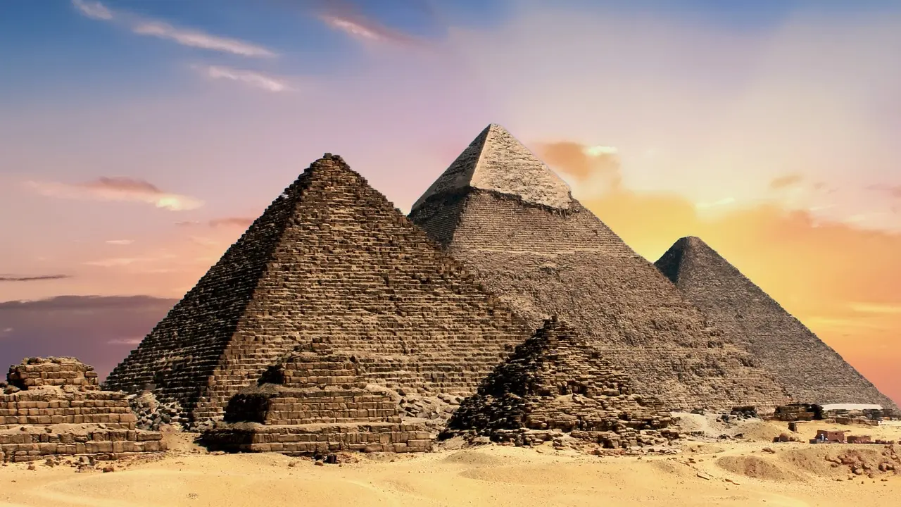 giza_piramide-646b298a0384a.webp