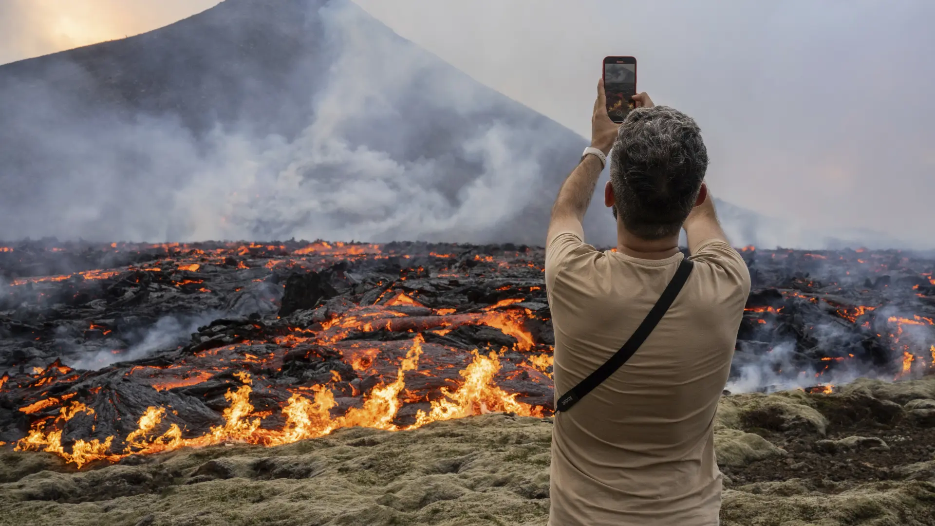 island erupcija znatiželjnici AP PhotoMarco Di Marco via Tanjug-64b0ecf46b978.webp