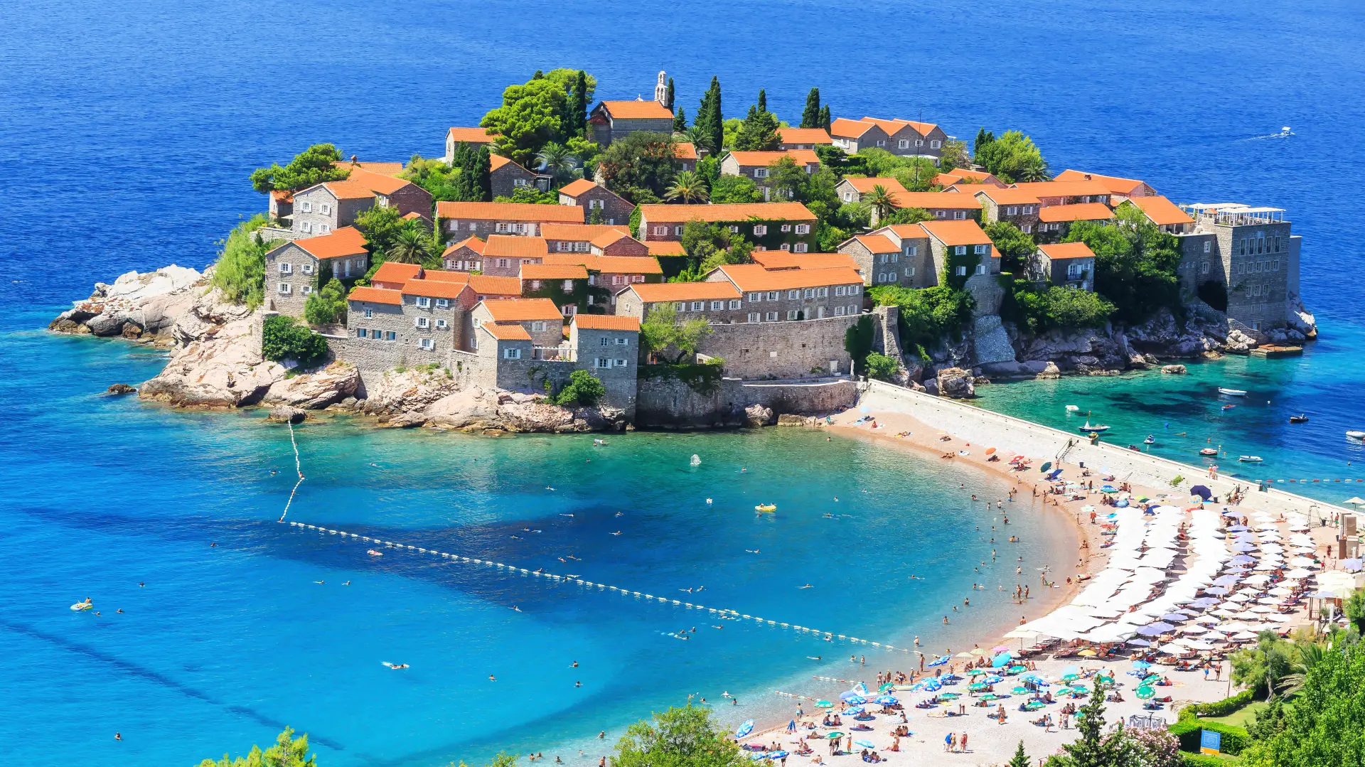 Crna Gora, Sveti Stefan shutterstock_218842657-64ea013e083e5.webp