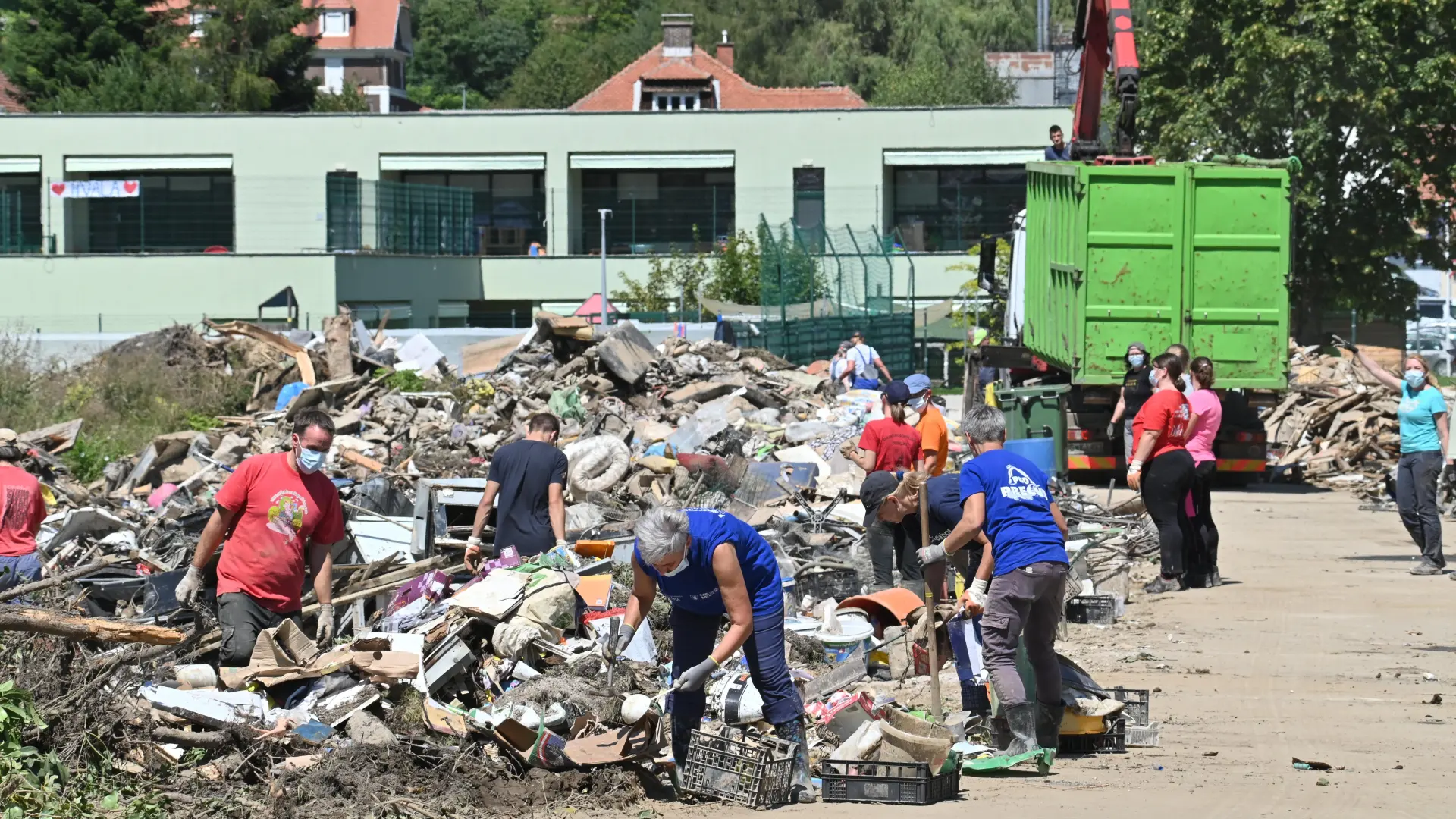 Slovenija_poplave_volonteri pomažu u sanaciji_Foto Žiga Živulović jr._Pixsell_F.A. BOBO (2)-64da7e8294b19.webp