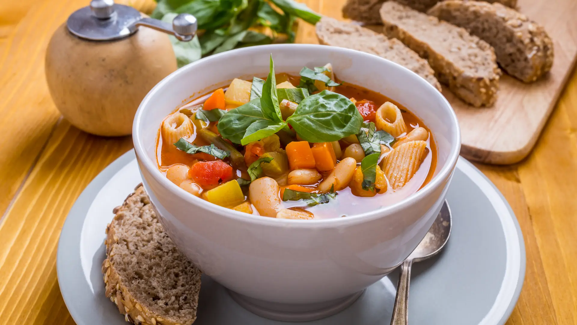 minestrone supa čorba ručak shutterstock_373153495-64d765d8ef439.webp