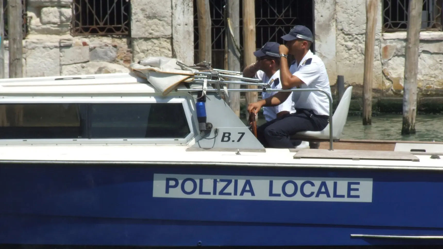 italijanska policija profimedia-0048965078-652d2c672d2e2.webp