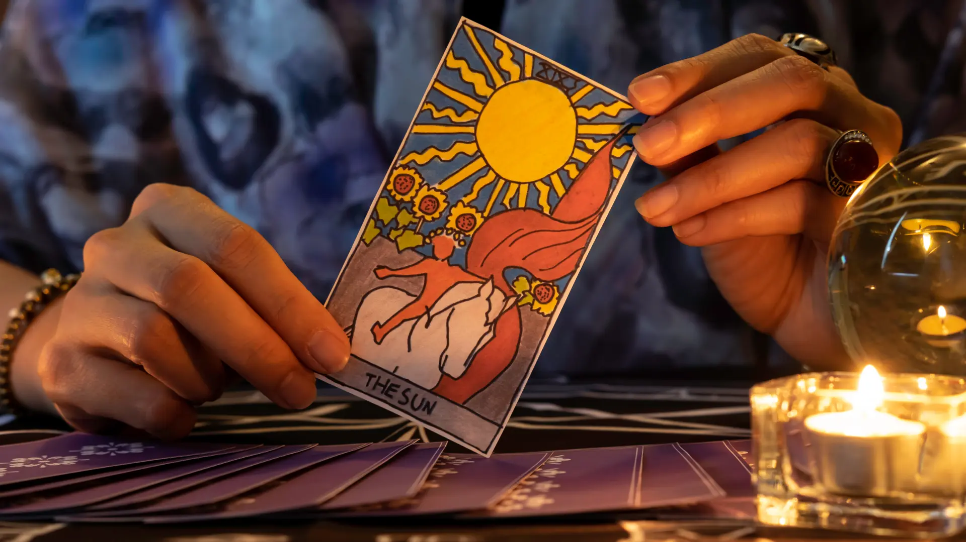 shutterstock_1589260768 tarot karte-651beb5934e0d.webp