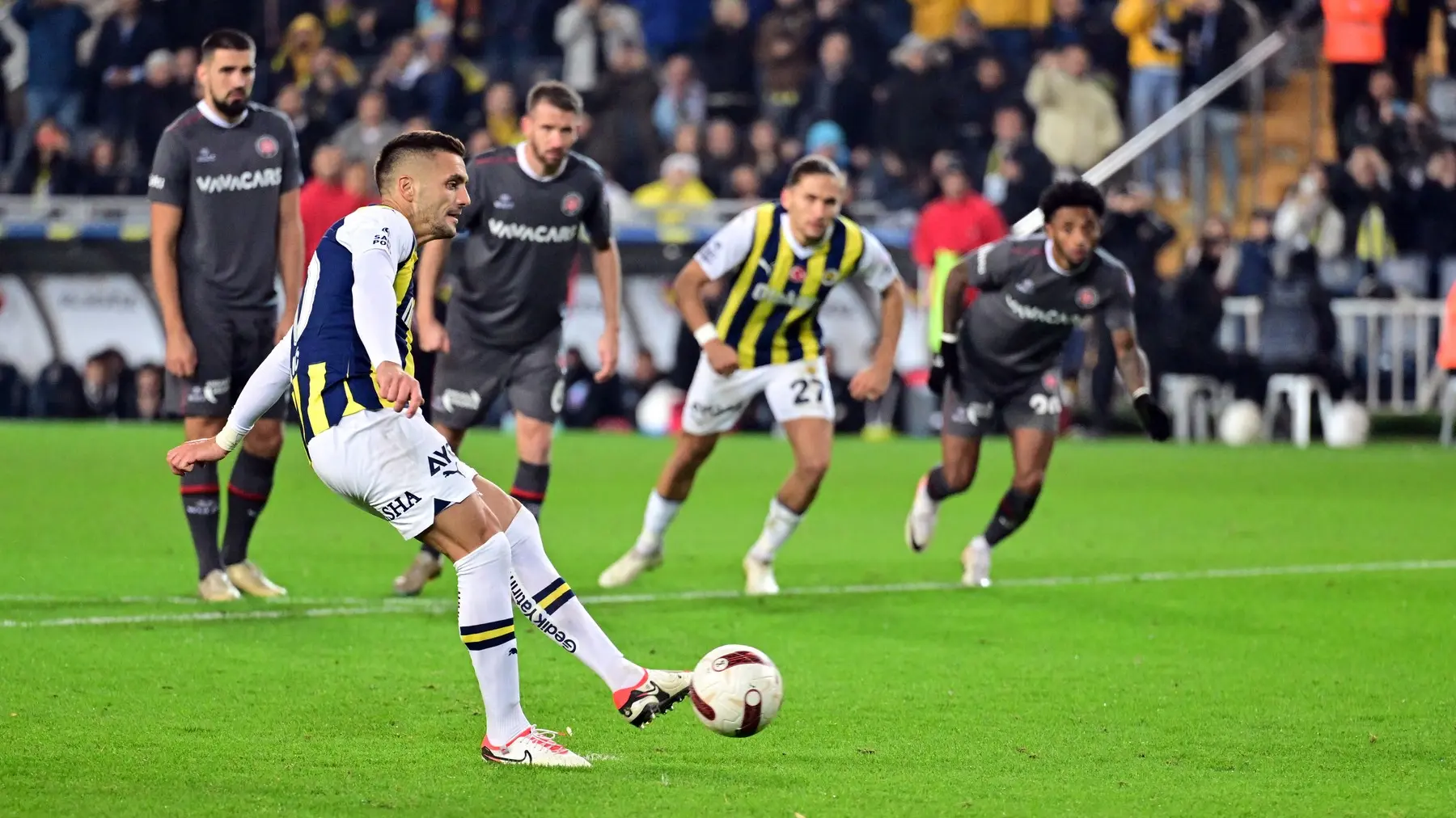 dušan tadić, fk fenerbahče, 26 nov 2023 - profimedia (1)-65638ac9843a6.webp