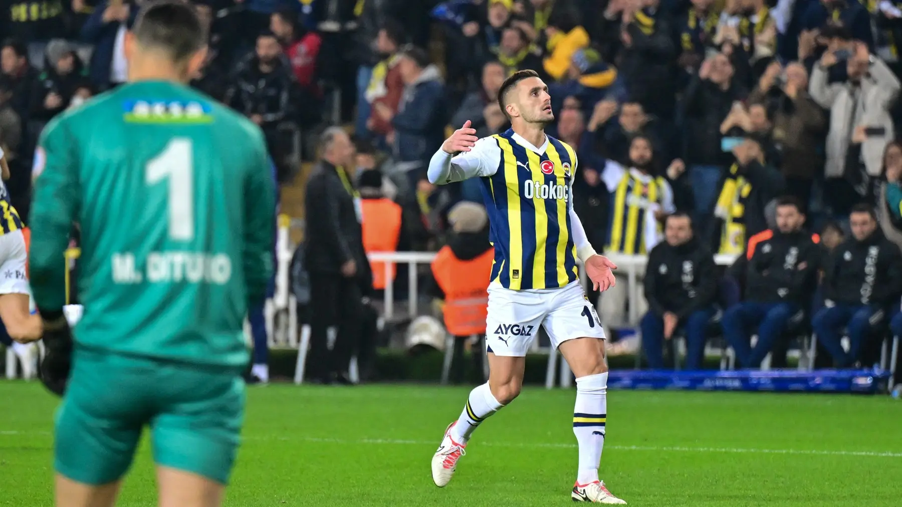 dušan tadić, fk fenerbahče, 26 nov 2023 - profimedia (2)-65638ab8764ba.webp