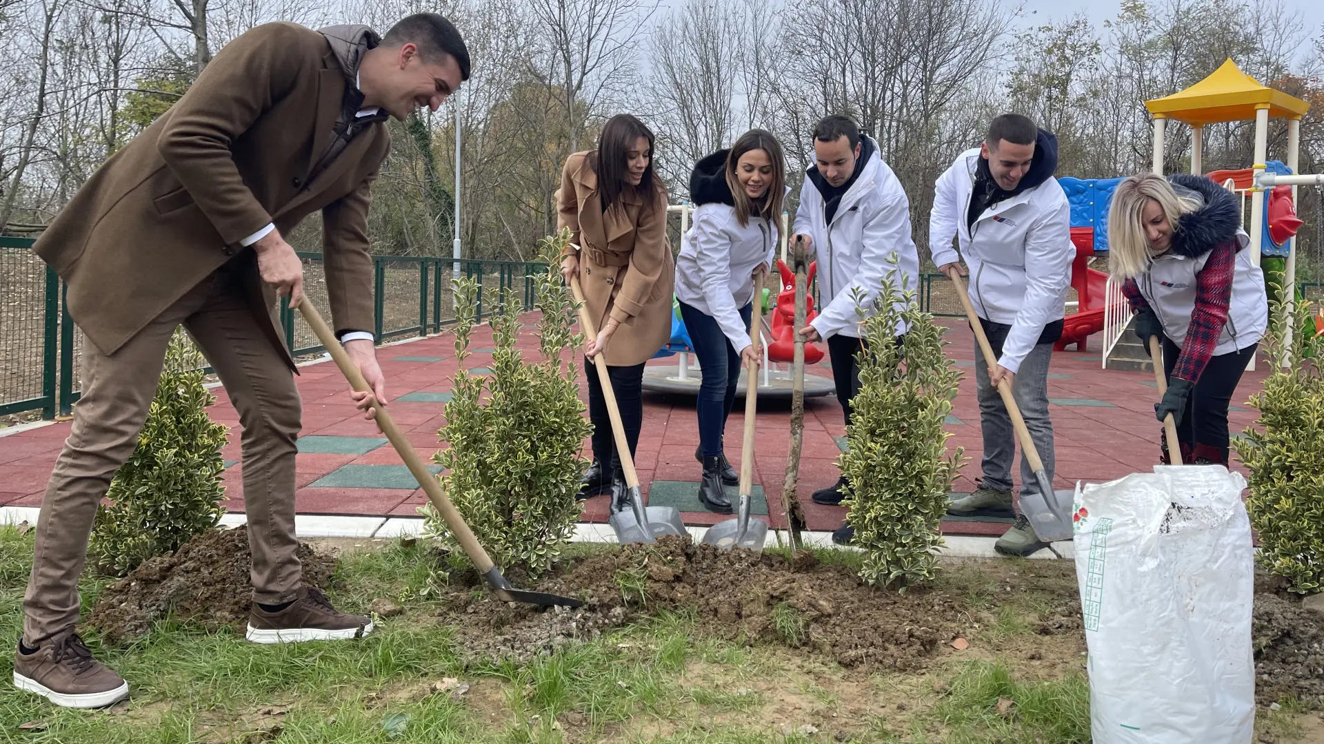 irena vujović, marko kešelj, sađenje sadnica, izborna kampanja sns - 26 nov 2023 - foto tanjug srpska napredna stranka-65635ae44fe17.webp