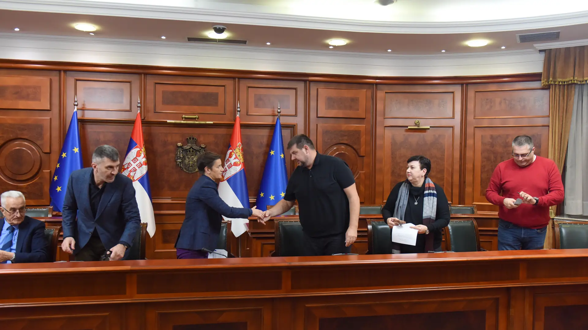 pošta brnabić peđa vučković vlada srbije via tanjug-655b5905e1ca6.webp