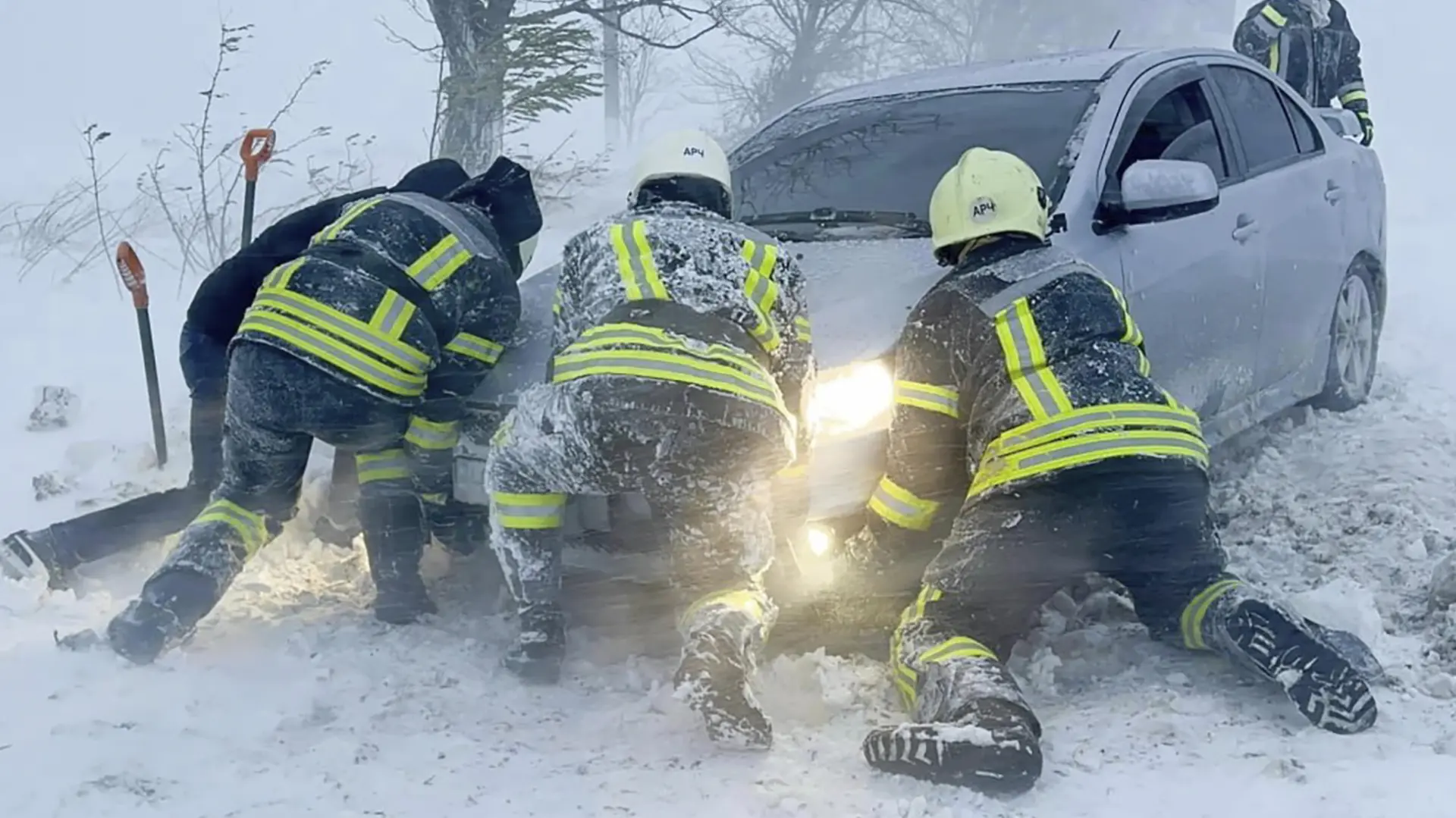 ukrajina sneg Ukrainian Emergency Service via AP Photo) via Tanjug-6565a2efbf3f5.webp