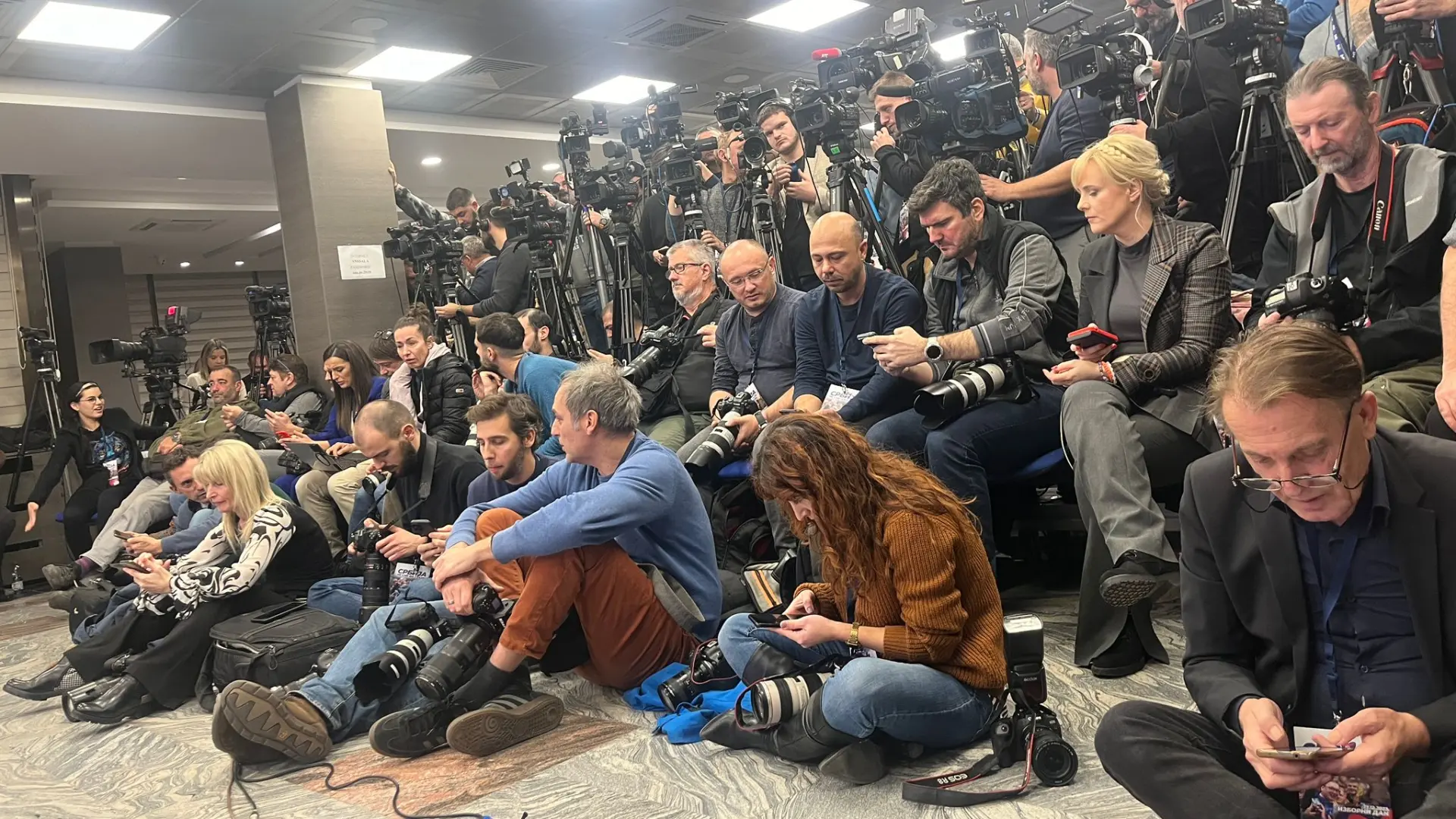 izbori, izborni štab SNS, novinari, snimatelji - foto UNA-657f4f7fe254e.webp