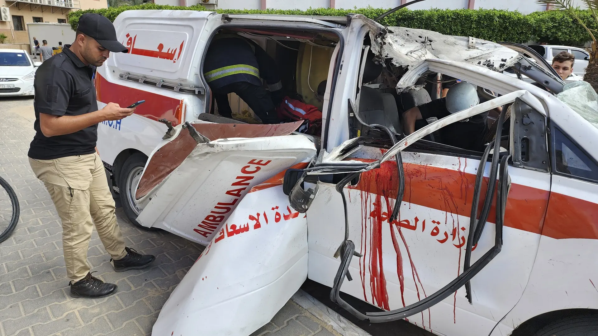 palestinska hitna pomoć, izraelci pogodili vozilo hitne pomoći, kan junis, 7 okt 2023 - AP Photo Tanjug-6575bdad3f37f.webp