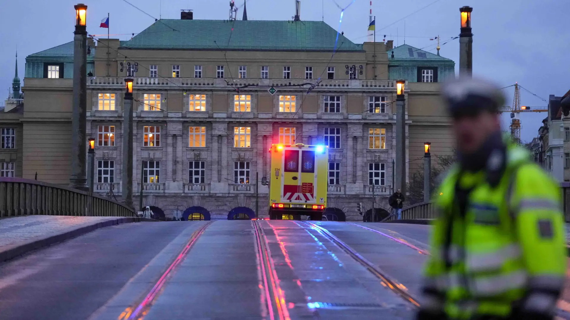 pucnjava na fakultetu, prag, filozofski fakultet u pravu, 21 dec 2023 - foto AP Photo Petr David Josek Tanjug (1)-65845f5a87176.webp