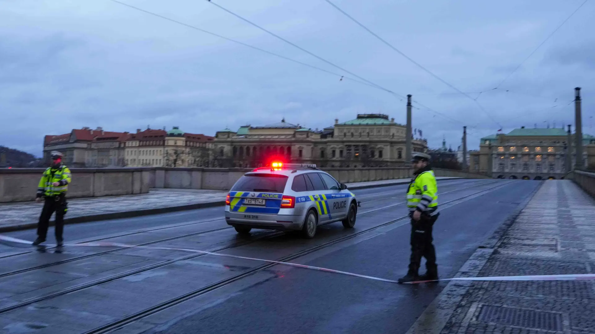 pucnjava na fakultetu, prag, filozofski fakultet u pravu, 21 dec 2023 - foto AP Photo Petr David Josek Tanjug (2)-65845f68e3aeb.webp