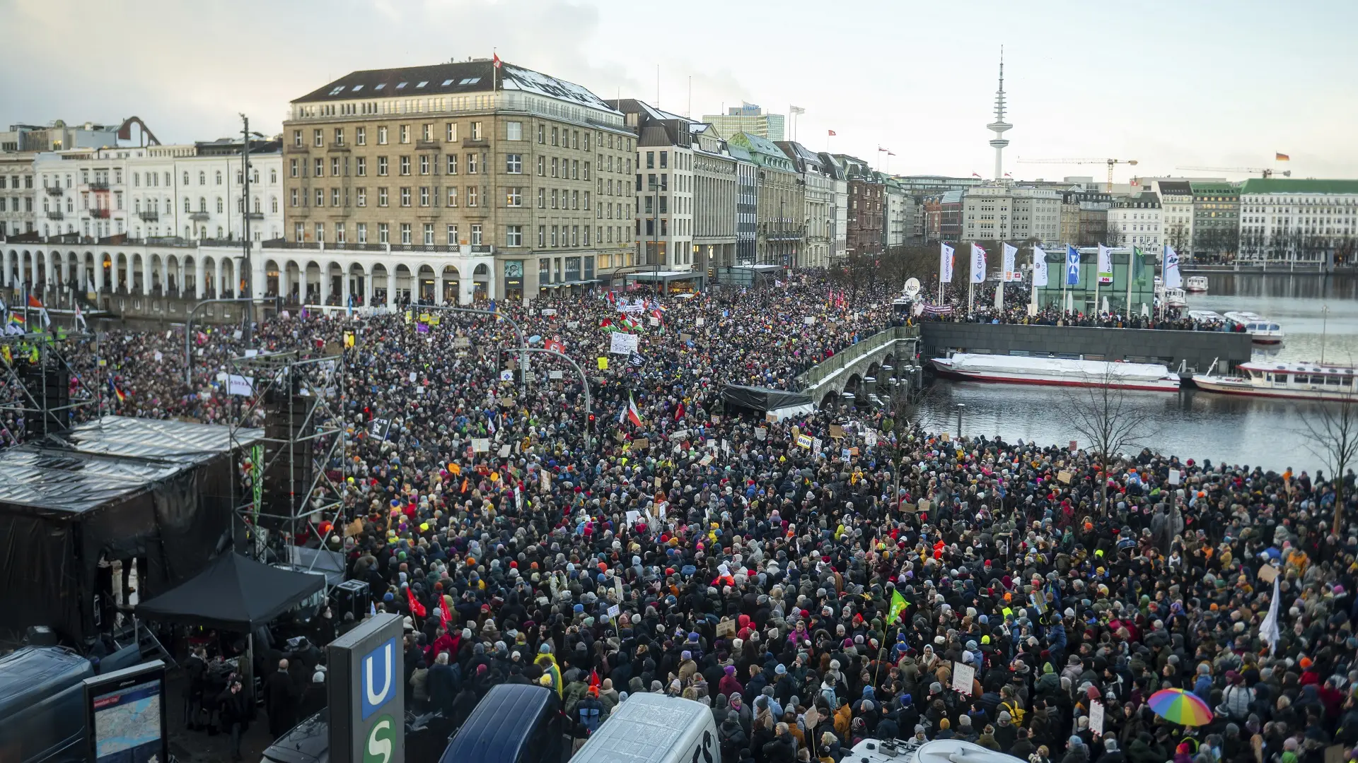 hamburg, protesti protif AfD i ekstremizma - 19 jan 2024 - Jonas Walzberg dpa via AP tanjug (2)-65aac6b7a8859.webp