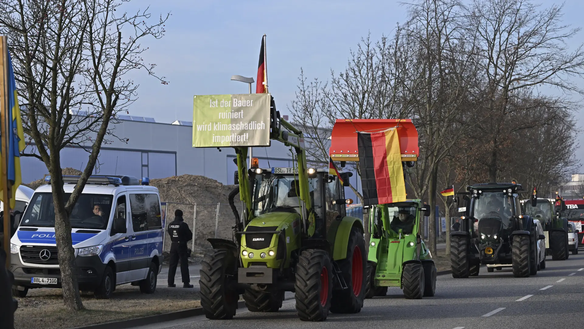 nemačka traktori Jens Kalaenedpa via AP via Tanjiug-659fd7d3e2403.webp