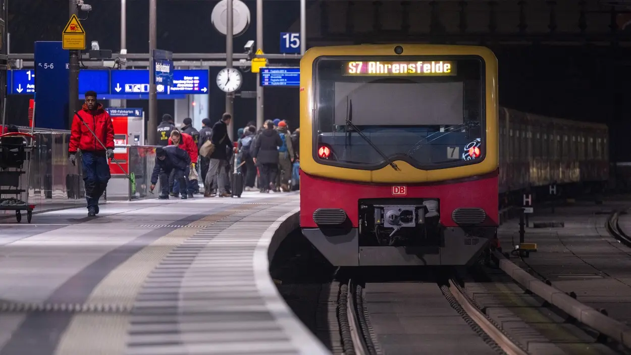 završen trodnevni štrajk nemačkih mašinovođa, železnička stanica u berlinu, tabla sa obaveštenjima - 12 jan 2024 - profimedia 1-65a19e30ee30d.webp