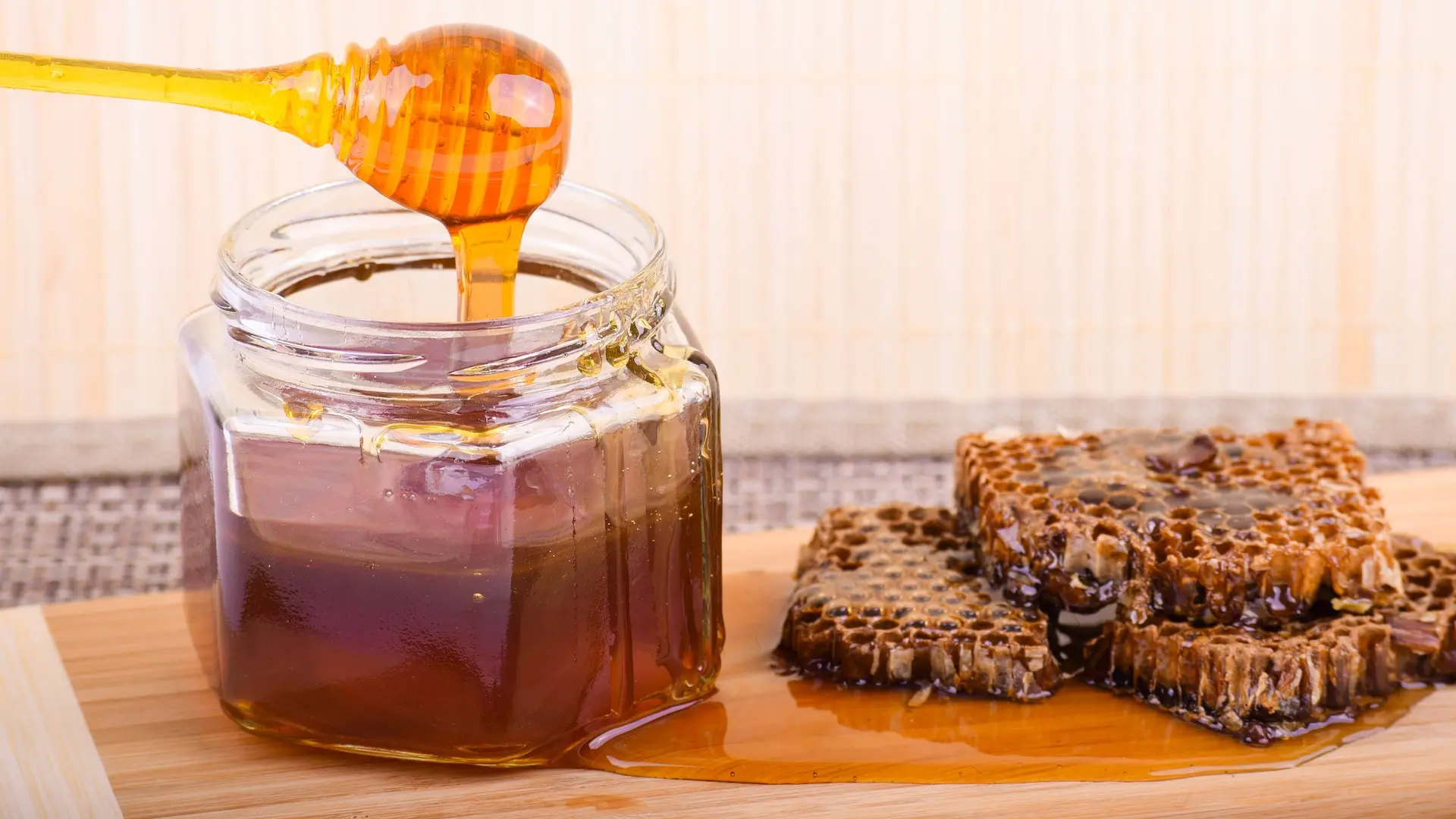 honey-3434774_1920 med, pčele, slatko, saće pixabay-65c7b073d402b.webp