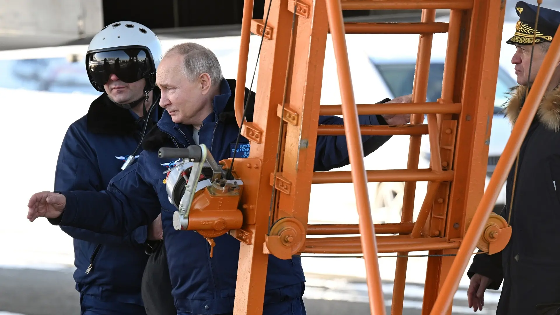 vladimir putin, let u tupoljevu Tu-160M - 22 feb 2024 - Dmitry Azarov, Sputnik, Kremlin Pool Photo via AP Tanjug-65d77cc29d234.webp