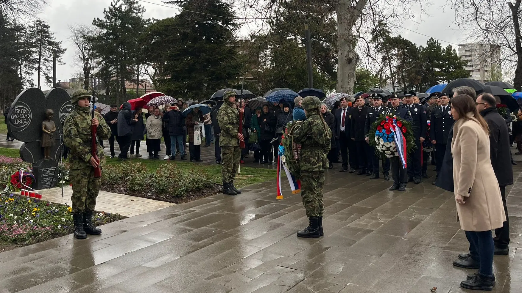 Spomenik deci stradaloj u NATO agresiji, polaganje venaca - 24 mart 2024 - foto UNA 1-65fff295e7ce1.webp