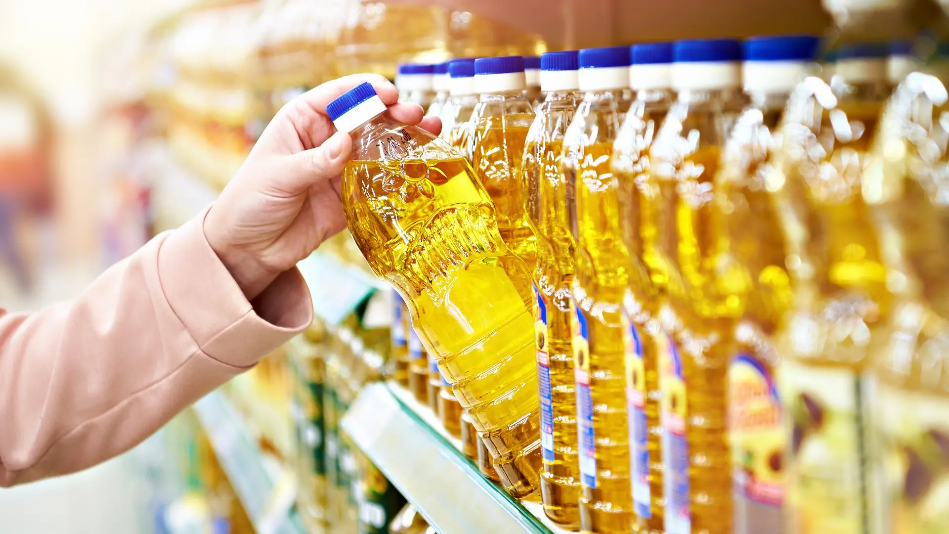 ulje, kupovina ulja, jestivo ulje, prodavnica, supermarket, kupovina, namirnice - shutterstock-65f2ffb2d5256.webp