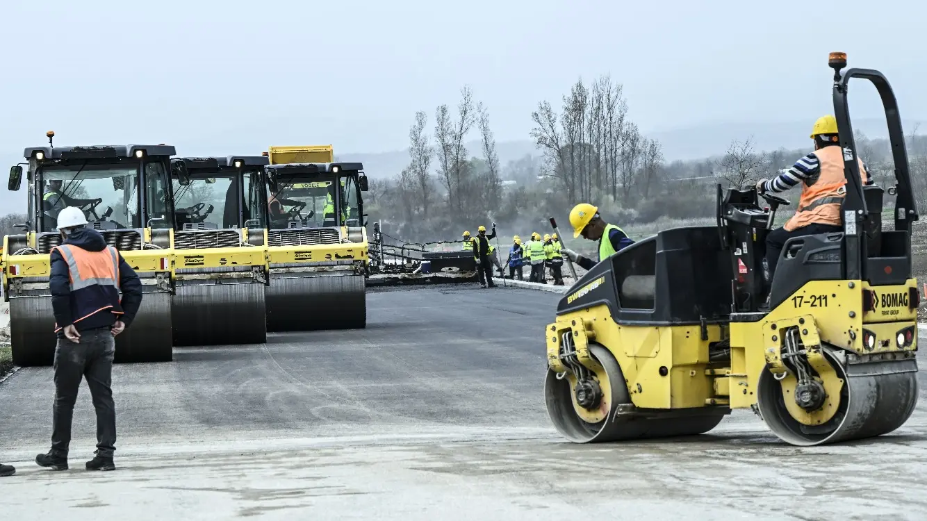 moravski koridor, radovi na putu, putari, radnici, mašine asfalt, auto-put, brza saobraćajnica 29 mart 2024 - foto Tanjug Ministarstvo građevinarstva, saobraćaja i infrastrukture Predrag Mitić (2)-662790e766bea.webp