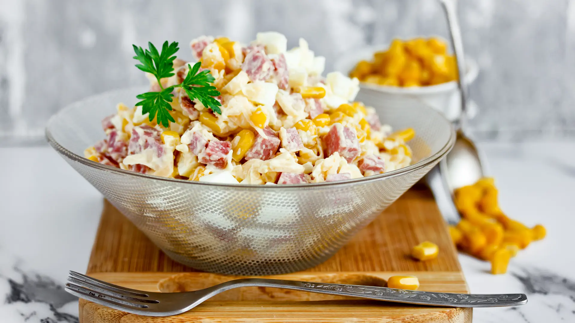 shutterstock, salata sa šunkom i kikirikijem-662f8ee28fddd.webp