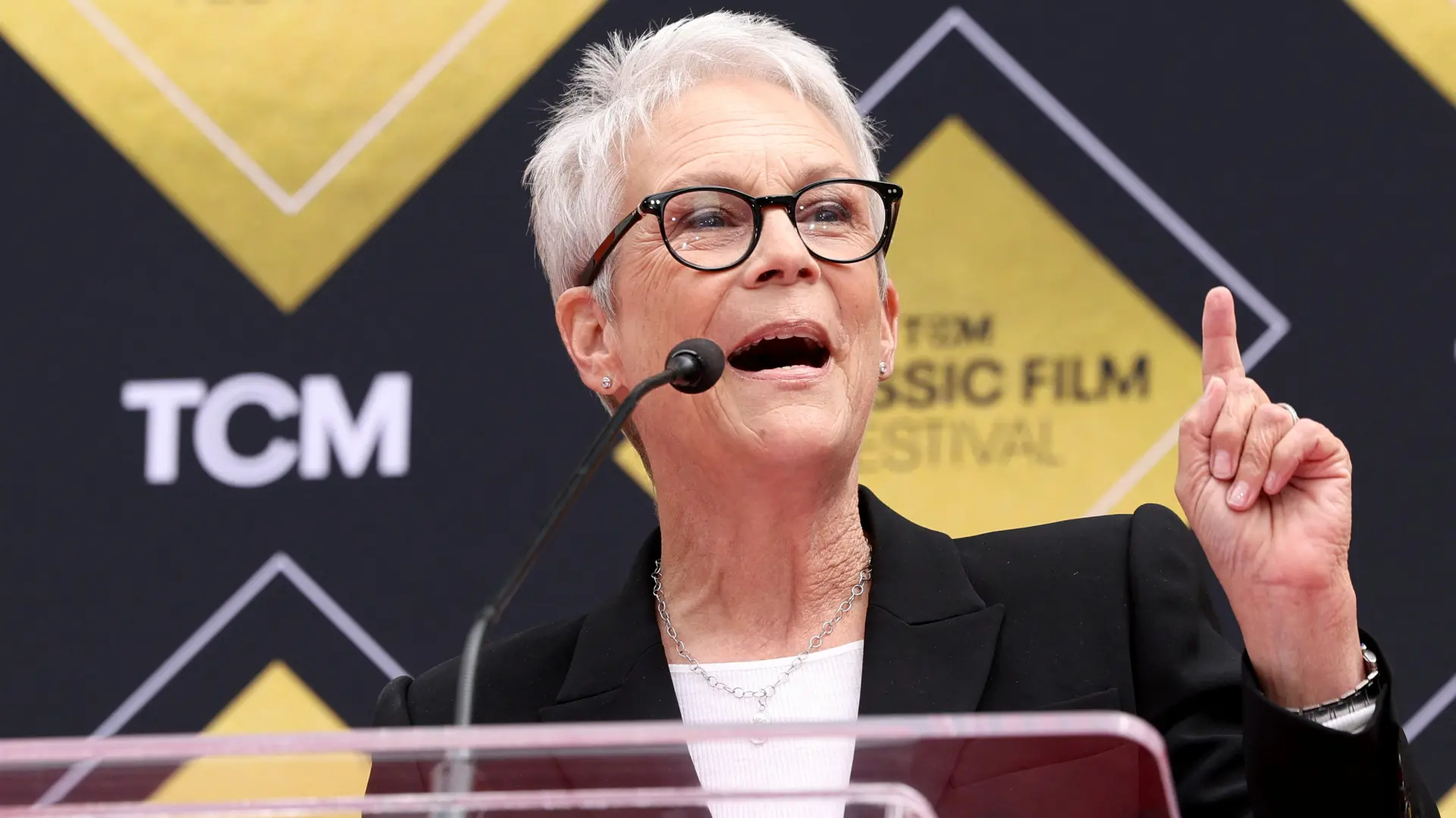 2024-04-19T180407Z_293959385_RC2T97A2788Q_RTRMADP_3_FILMFESTIVAL-TCM-JODIE-FOSTER Jamie Lee Curtis džejmi li kortis-663f32453172e.webp