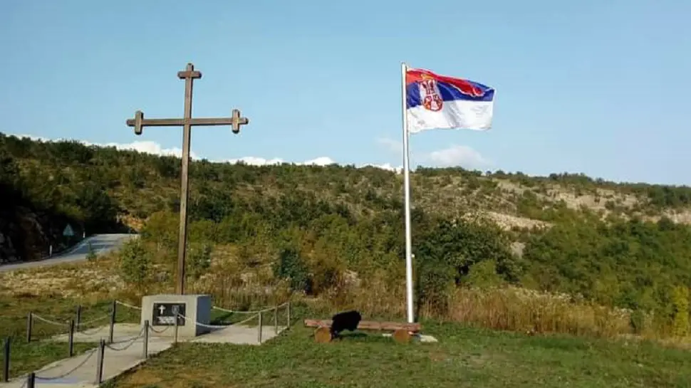 drvar, srpska trobojka u znak podrške aleksandru vučiću i miloradu dodiku - 22 maj 2024 - foto Srna-664e1a45befdc.webp