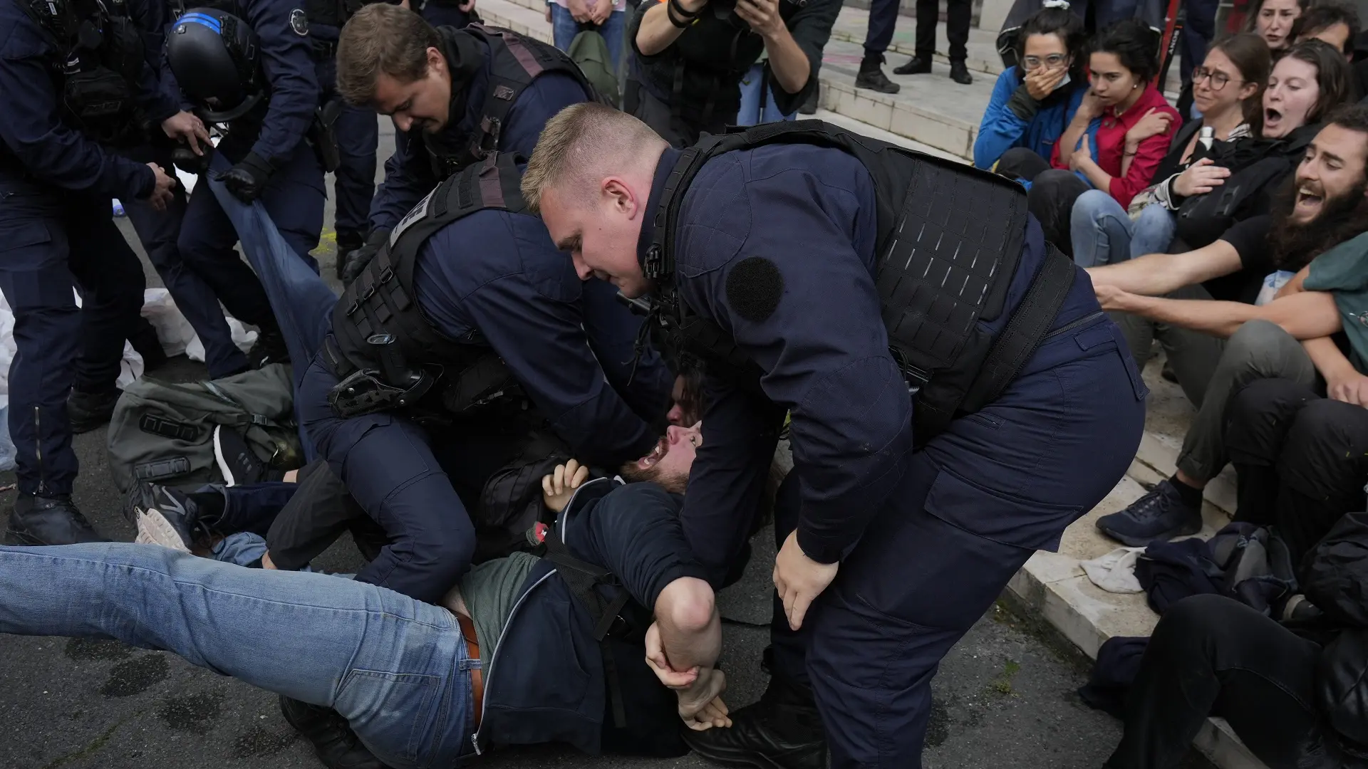 klimatski protesti u parizu, 24 maj 2024 - foto AP Photo Thibault Camus Tanjug (1)-665184271e4a0.webp