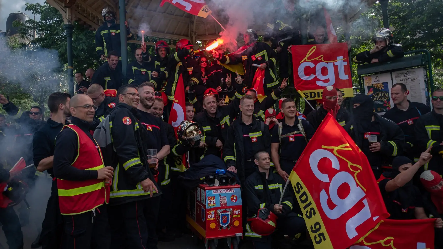 protest vatrogasaca u parizu, 16 maj 2024 - profimedia-6646d49fde521.webp