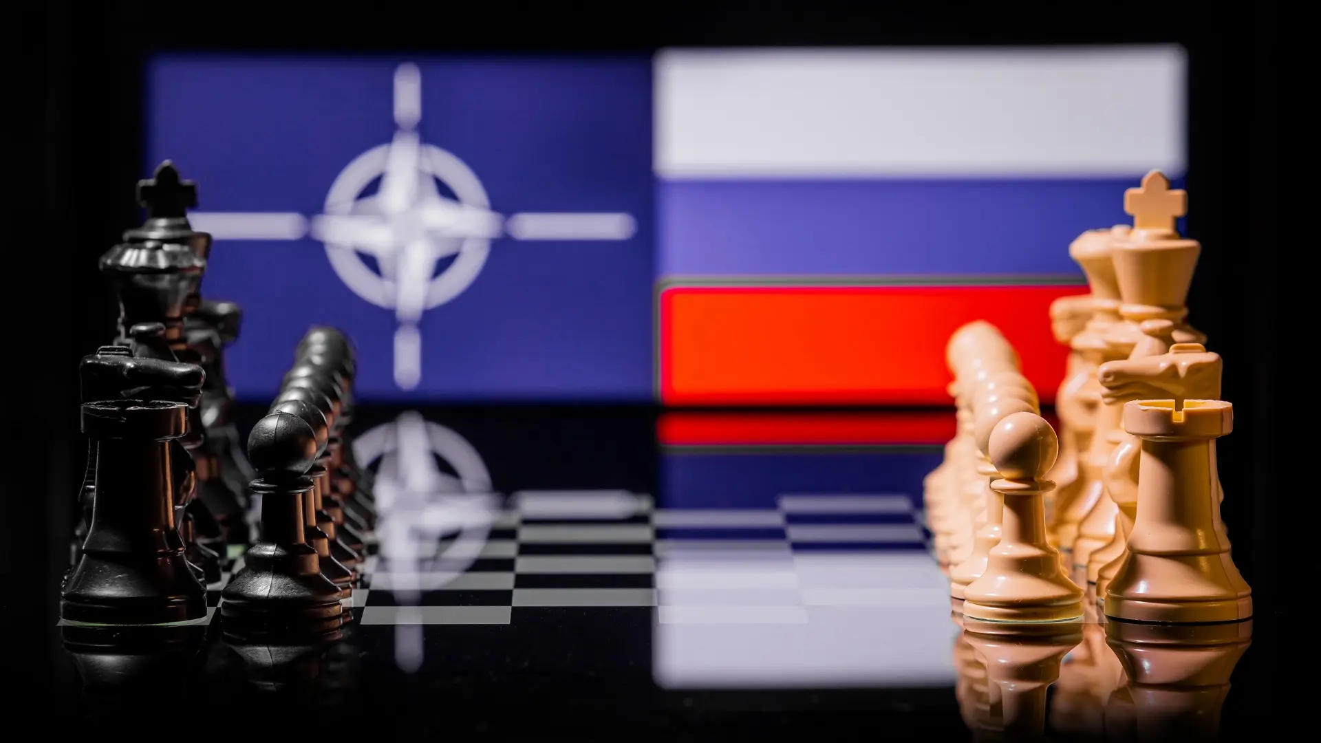 rusija, nato, sankcije rusiji, zastave zastava rusije, šahovska tabla, geopolitika - shutterstock-6636262e57068.webp