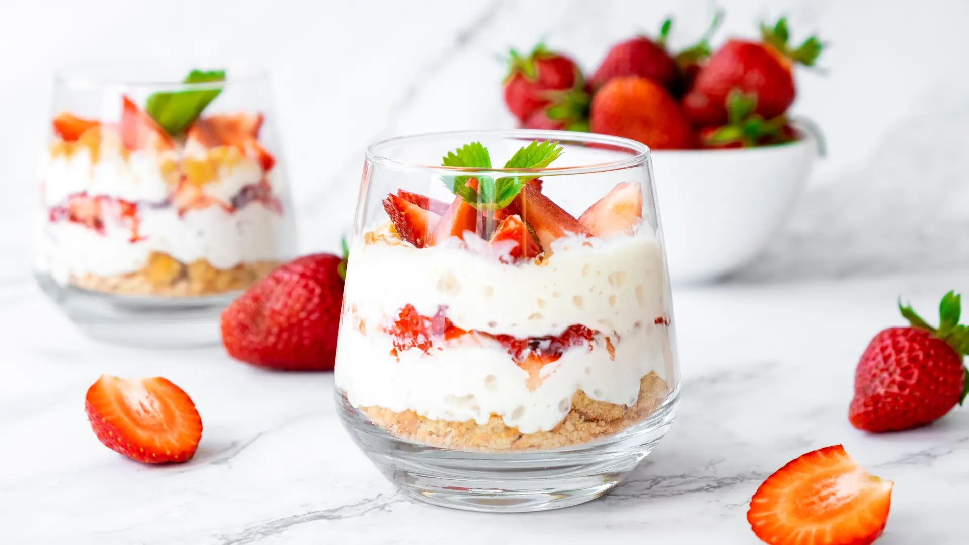 trifle kolač jagode dezert shutterstock_2102983858-6651d78330ce0.webp