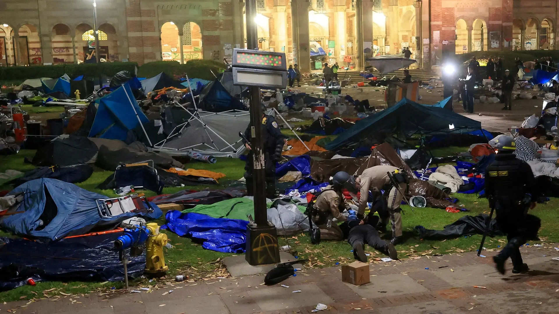 uklanjanje studentskog kampa na univerzitetu UCLA, sukob policije i studenata zbog rata u gazi, kalifornija - 2 maj 2024 - foto Reuters (2)-663390cea015a.webp