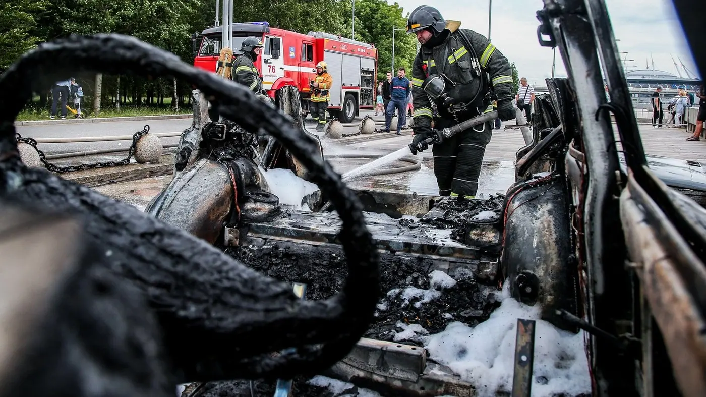 14 jun 2024 - sankt peterburg, vatrogasci, izgoreli ugljenisani automobil - profimedia-6672a6321ac04.webp