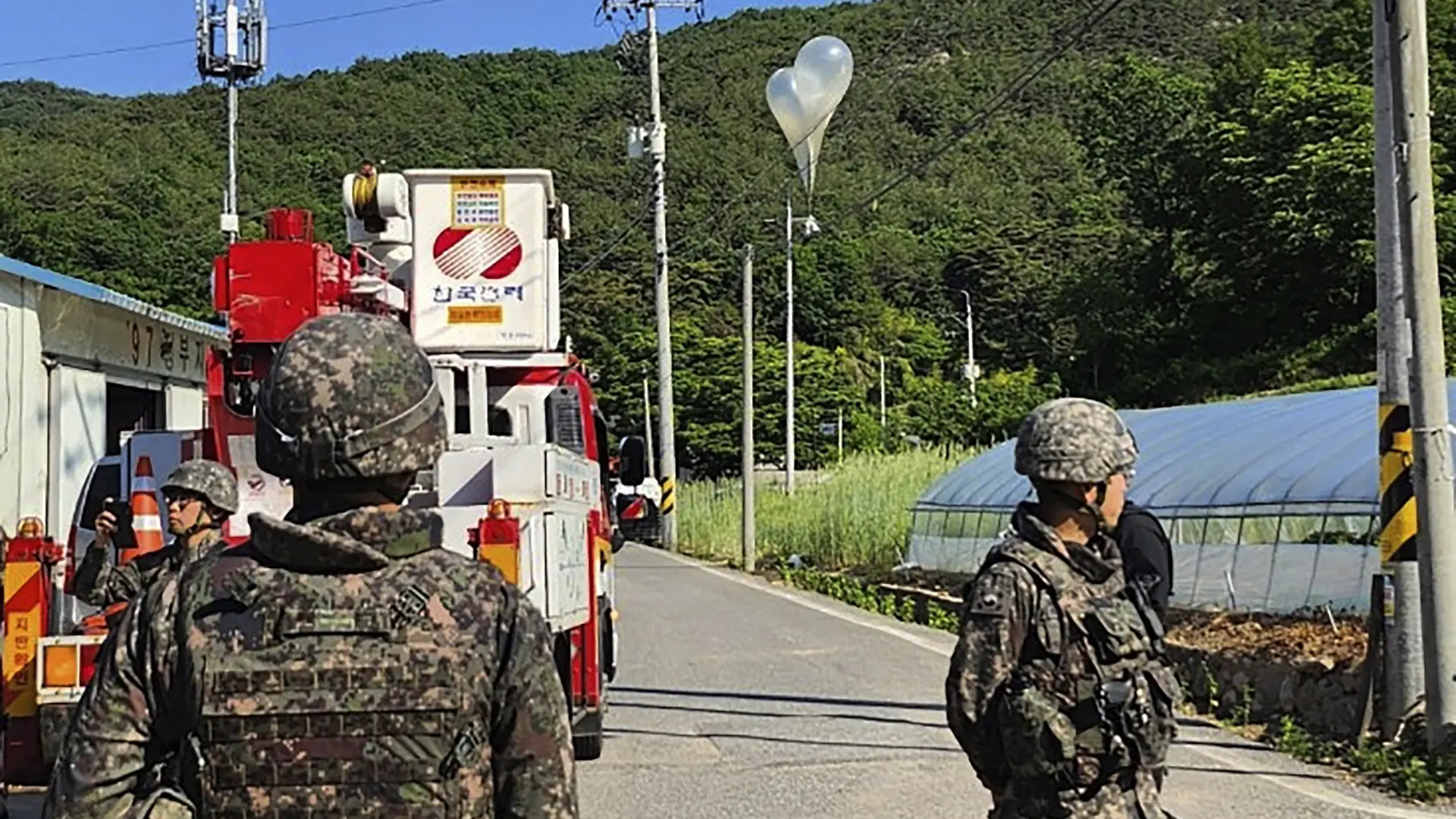 baloni sa smećem, đubretom, severna koreja, južna koreja, severna koreja poslala balone sa smećem đubretom u južnu koreju - 1 jun 2024 - Jeonbuk Fire Headquarters via AP, File Tanjug-665c95dddff74.webp