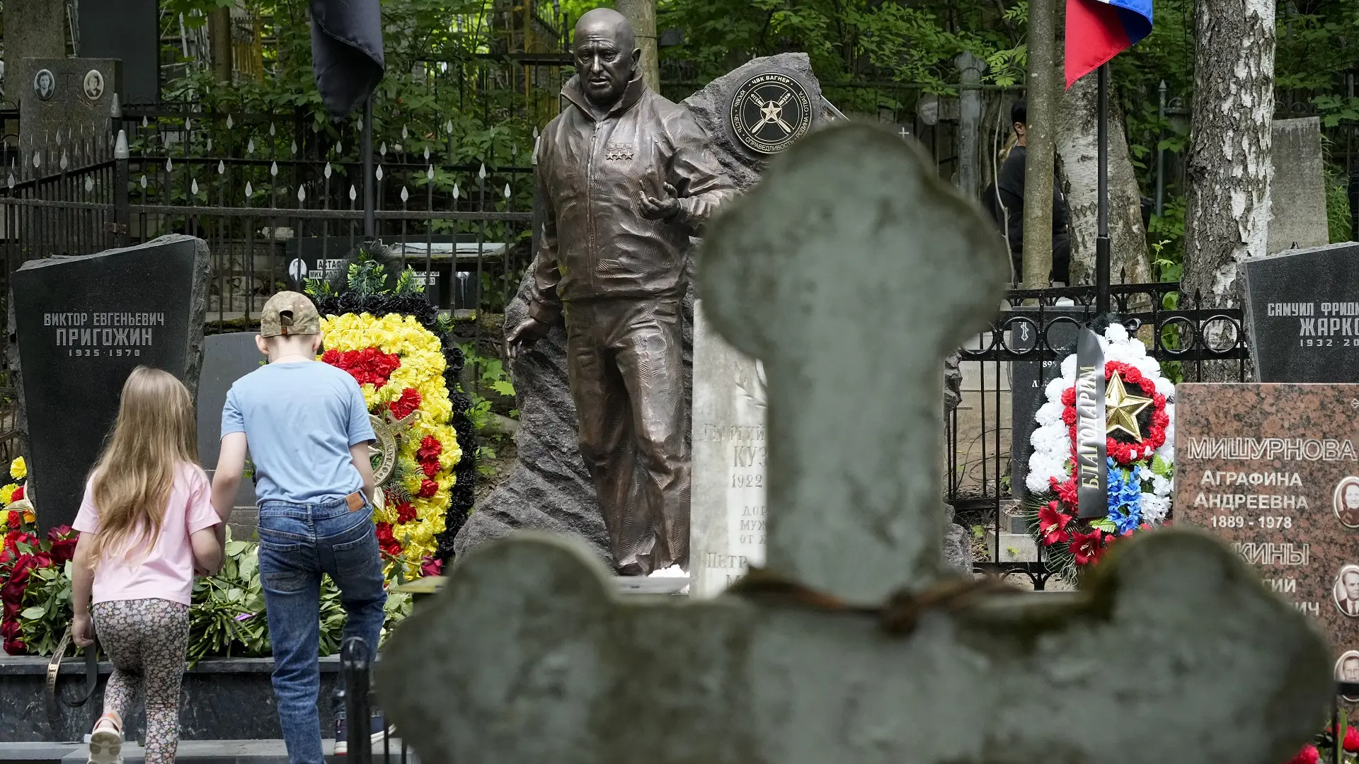 jevgenij prigožin, otkriven spomenik jevgeniju prigožinu na njegovom grobu u sankt peterburgu - 1 jun 2024 - AP Photo Dmitri Lovetsky Tanjug (3)-665b7d43edd5b.webp