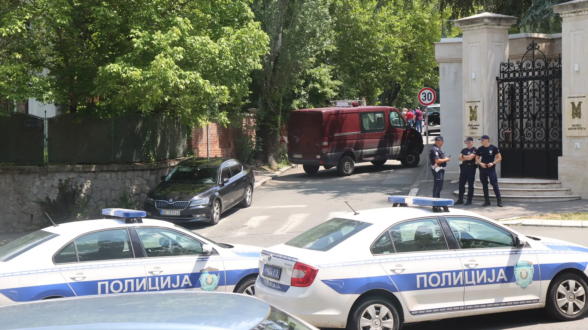 napad na žandarma ispred ambasade izraela u beogradu, 29 jun 2024 - foto Borislav Zdrinja ZIPAPHOTO ATAImages-66800a764594f.webp