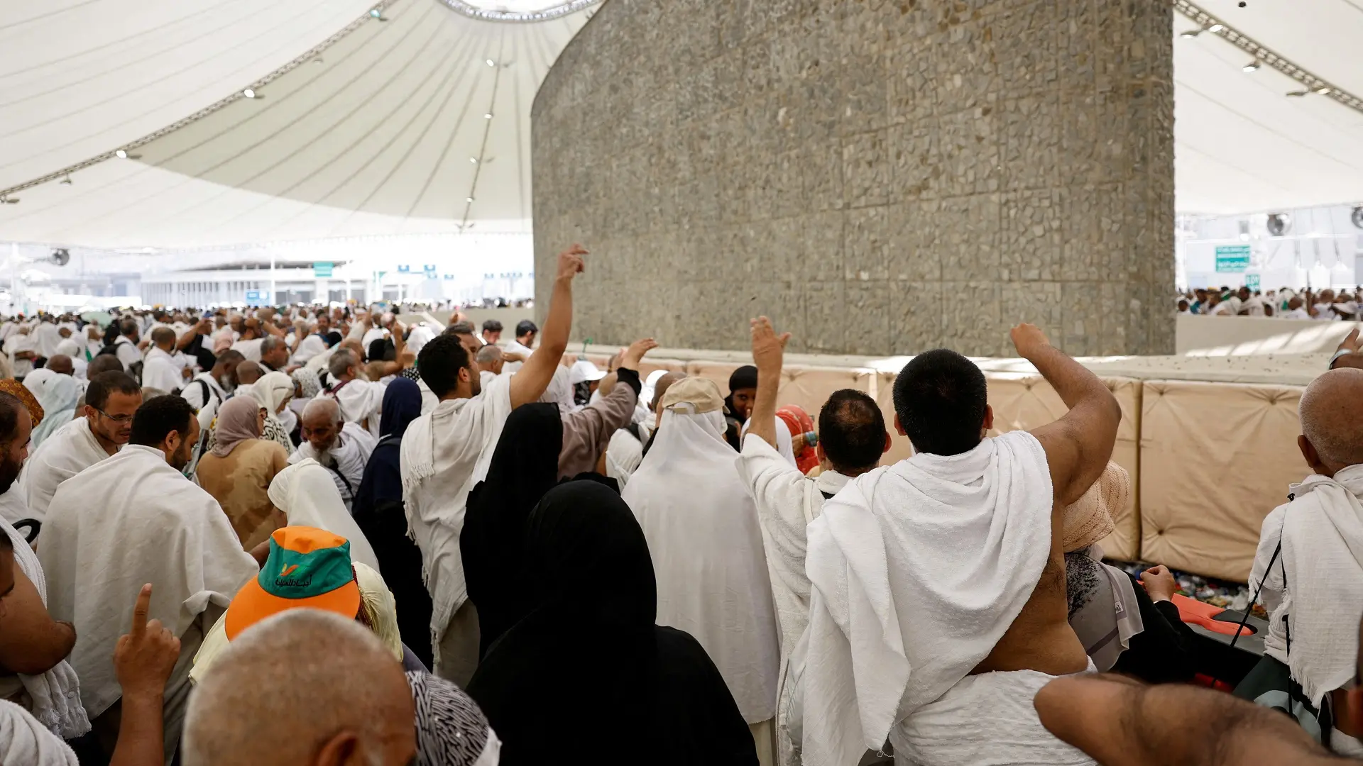 simbolično kamenovanje đavola u mini, mina, kurban bajram, saudijska arabija, hadžiluk, hodočašće - 16 jun 2024 - foto Reuters-66702e68d0d2d.webp