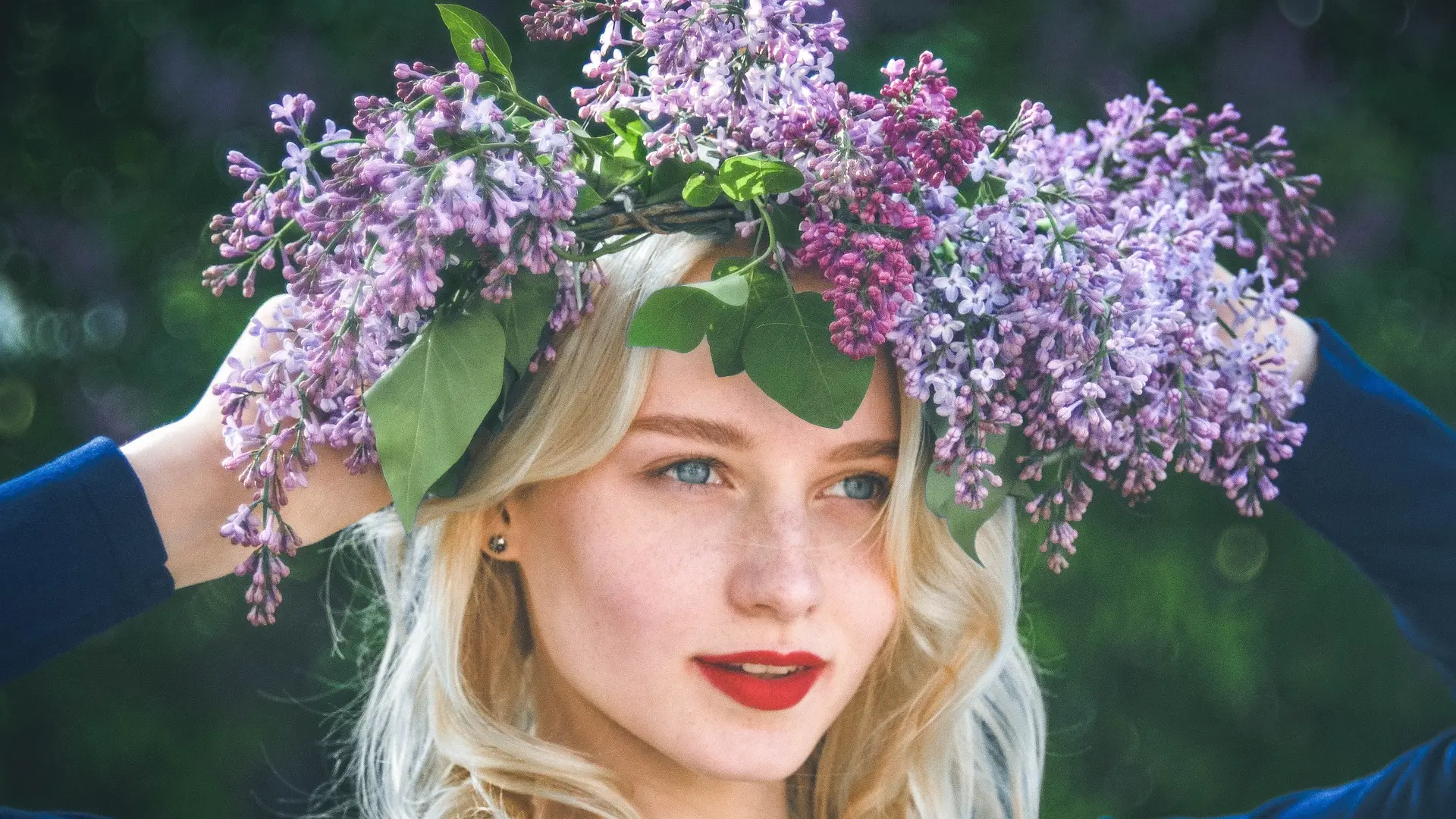 devojka cveće jorgovan pixabay-668a3936cab52.webp