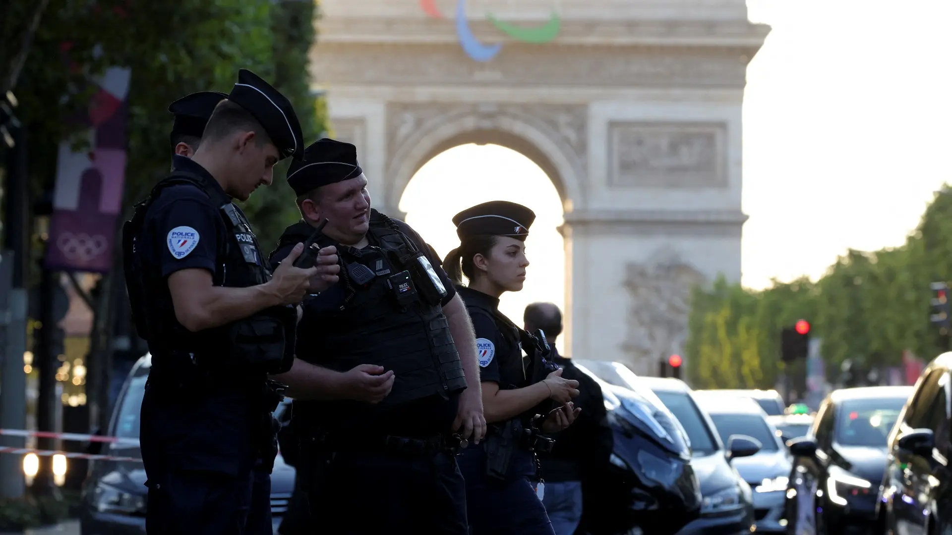 francuska pariska policija, pariz, trijumfalna kapija, 22 jul 2024 - foto Reuters (1)-669ea3051f584.webp