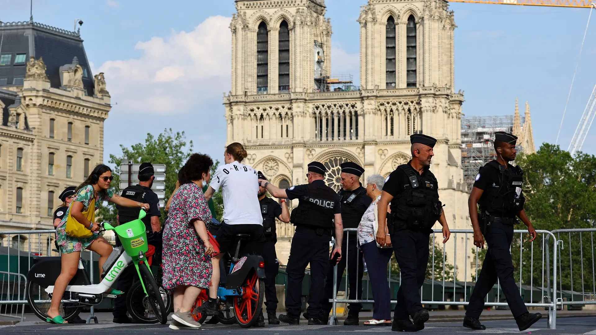 francuska pariska policija, pariz, notr dam, 22 jul 2024 - foto Reuters (4)-669ea2f57c232.webp