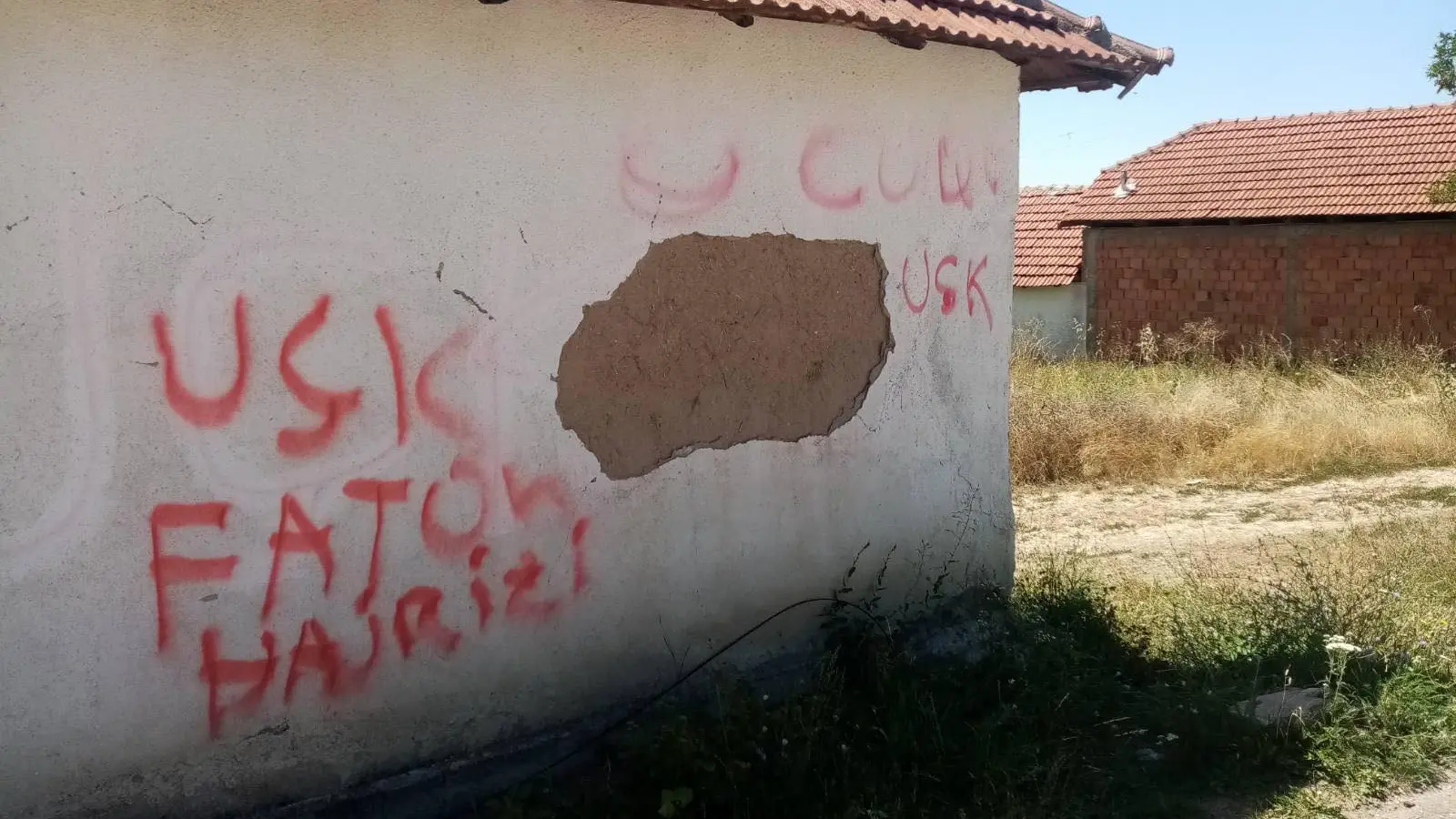 grafiti učk, faton hajrizi, selo gojbulja kod vučitrna, 28 jul 2024 - foto TANJUG Kancelarija za Kosovo i Metohiju (2)-66a6441476207.webp